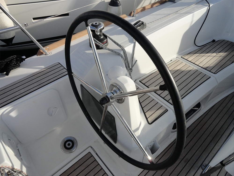 Sun Odyssey 349 Dorina Charteryacht in Kroatien von Trend Travel Yachting Steuerstand 2